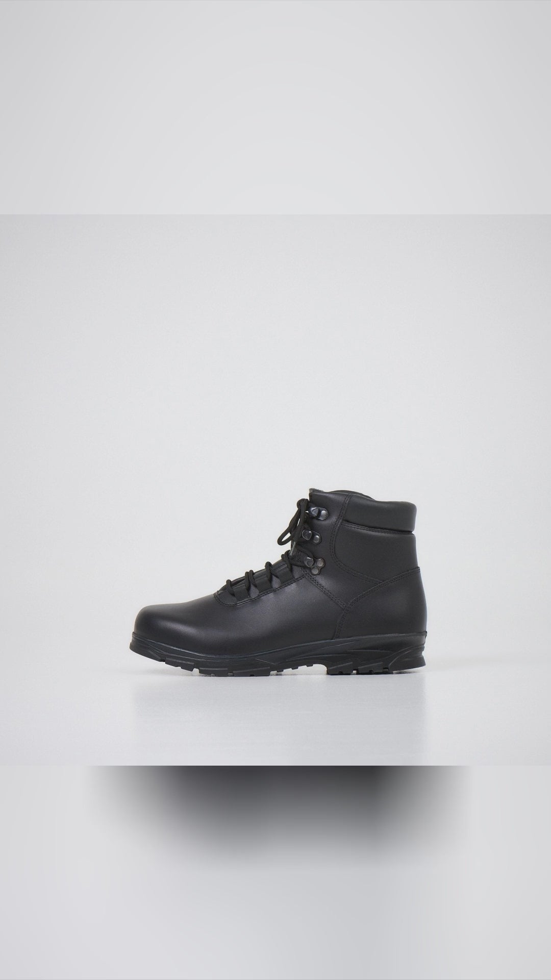 🛡️ Waterproof chrome leather with breathable PTFE, ready for anything? Military-grade build, PU sole with serious tread, and a secure lace-up fit. From city streets to wet trails, it stays dry, grippy, and fresh with no break-in. Handmade in Estonia with removable antibacterial insoles. Save it for your next storm-to-subway day and find your size via link in bio. Samelin MensBoots Waterproof MadeInEurope