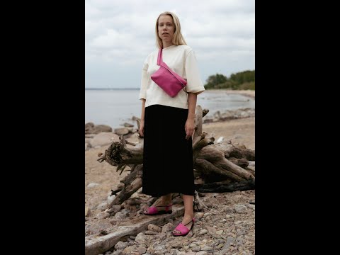 👜 Ready for a style adventure? Meet the TOKU bag, your new fashion companion, perfect for spontaneous city strolls or sand-between-your-toes escapes. Feel the premium leather, think of the vibrant Lisbon streets—just imagine all eyes on this pink beauty. Let your accessorizing speak for itself. Trust us, you’ll want to share this find! Find out more: link in bio. Omaking ShoulderBag