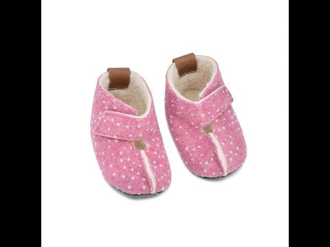 👀 Ever wonder what makes kids smile? Discover the secret with our KAKU Kids' Slippers—soft, wool-lined, and oh-so-comfy! Perfect for those chilly school mornings. Crafted with love in Estonia, these slippers offer that snug fit and playful pinkdot design that parents and kids adore. See more reasons to love them. Link in bio. Omaking KidsFootwear