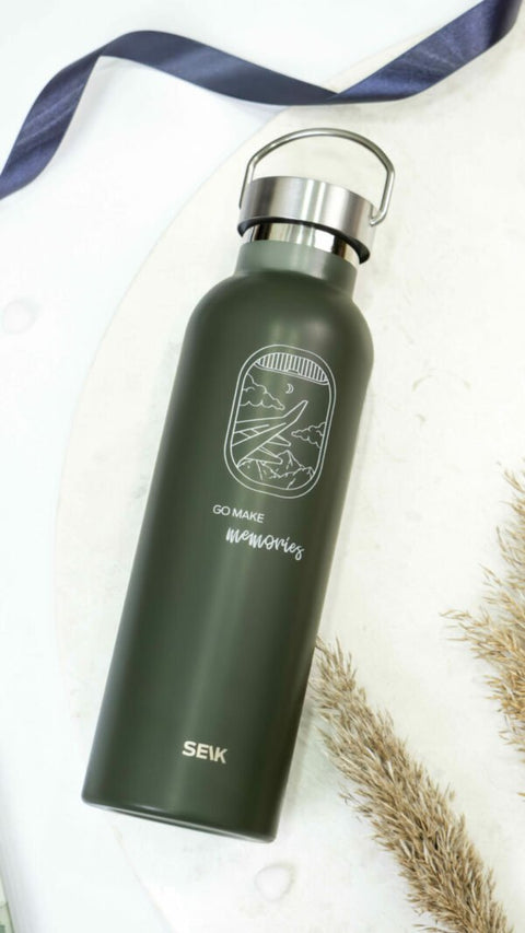 4. Close-up of SEIK green water bottle thermos with vacuum-insulated cap and adventure-themed design