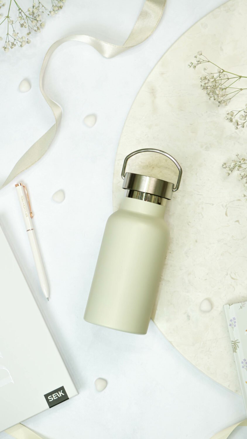2. SEIK beige thermos bottle with vacuum-insulated lid, displayed on a decorative background with flowers