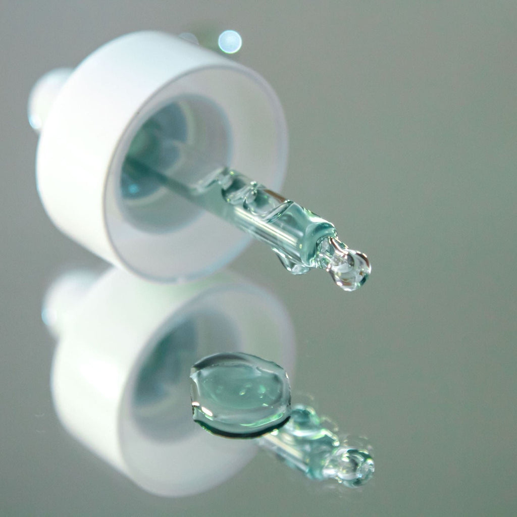 6. Close-up of Nörre Nordic RECALM Face Oil Serum dropper with serum droplets