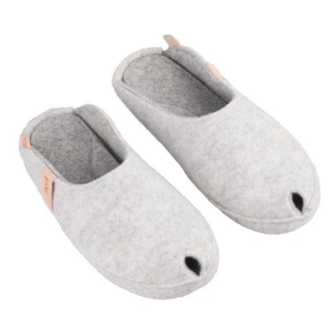 2. Studio image of TOKU Brussels Slippers in white, made from natural lambswool felt with arch support