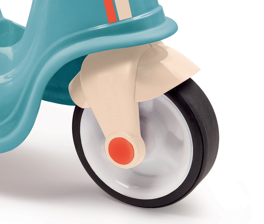 3. Close-up of front wheel of blue retro ride-on scooter with Smoby logo and beige fender