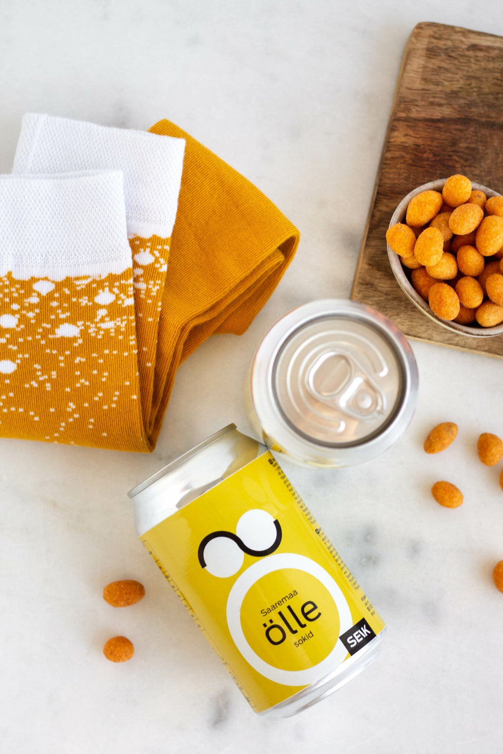 7. Flat lay of SEIK Saaremaa öllesokid with can and snacks, focusing on product and packaging