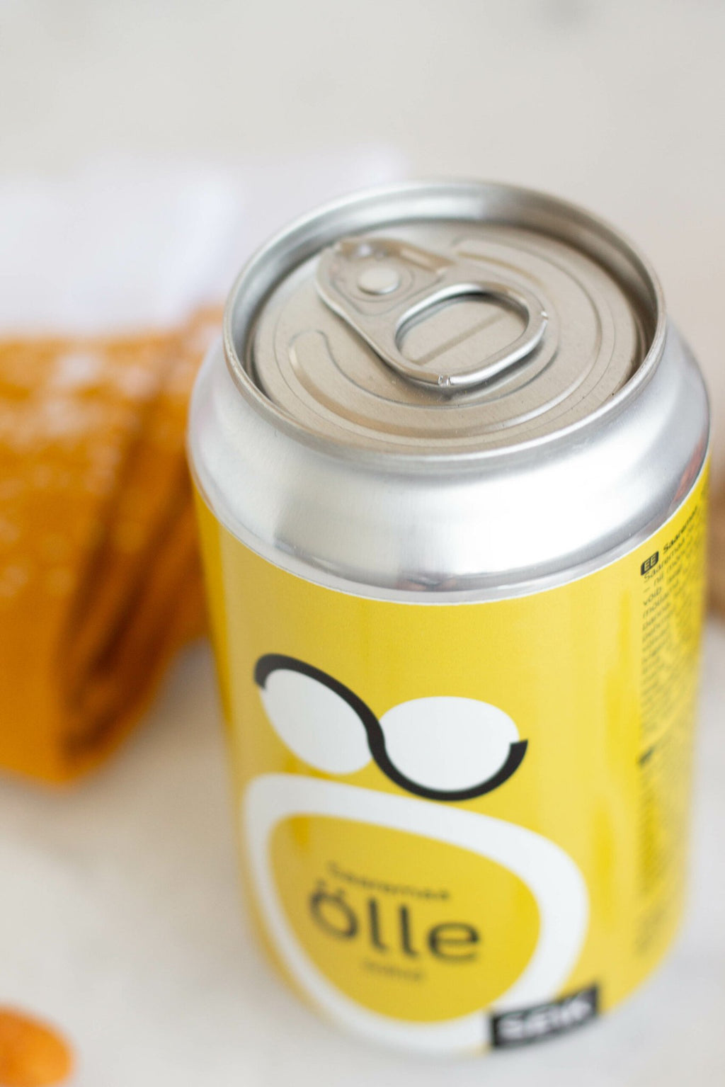 2. Close-up of SEIK Saaremaa öllesokid can with socks partially visible, highlighting packaging design