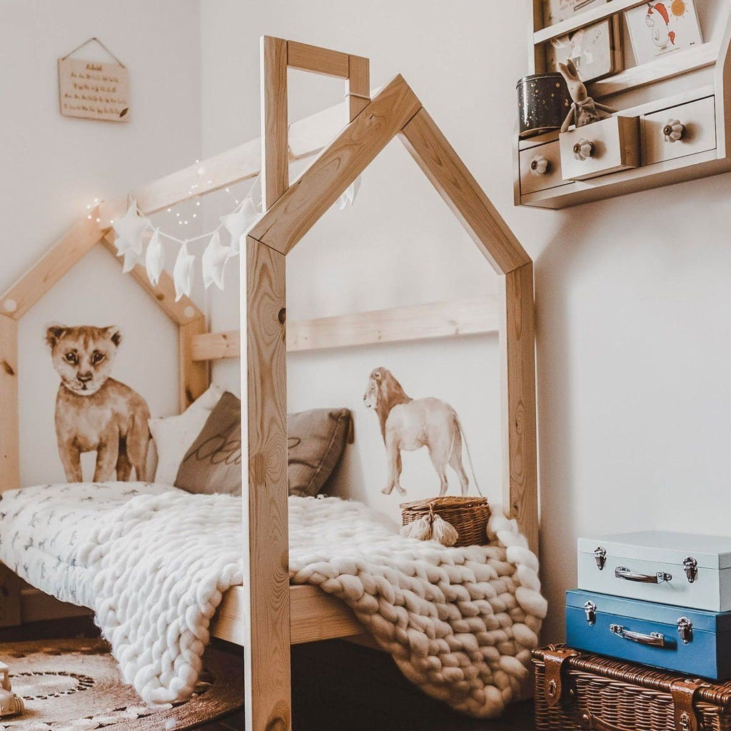 9. Child's room with Savanna Wonderland wallstickers of lion cub and giraffe on wooden bed frame