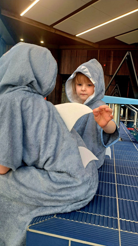4. Close-up of toddlers in RÄTT Short-Sleeve Poncho SHARK, showing shark fin detail