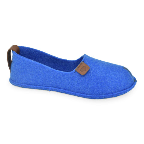 2. Side view of blue Öko-Toku slipper by Omaking, featuring felt material and slip-on design