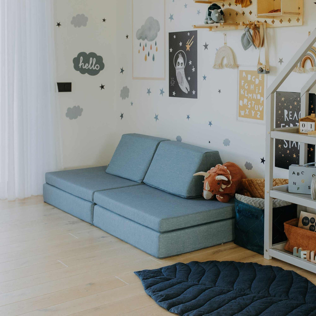 13. Turquoise Monboxy play mattress sofa in a star-themed children's room