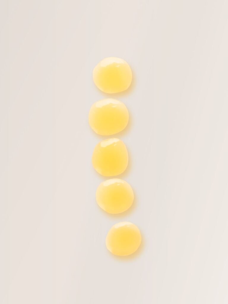 10. Close-up of Magrada Sleep&Glow body oil drops on white background, highlighting texture