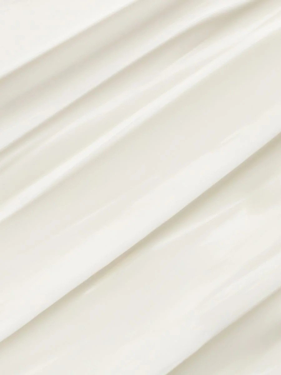 3. Close-up of creamy texture of Magrada Organic Cosmetics rhubarb hair mask, showcasing moisturizing properties