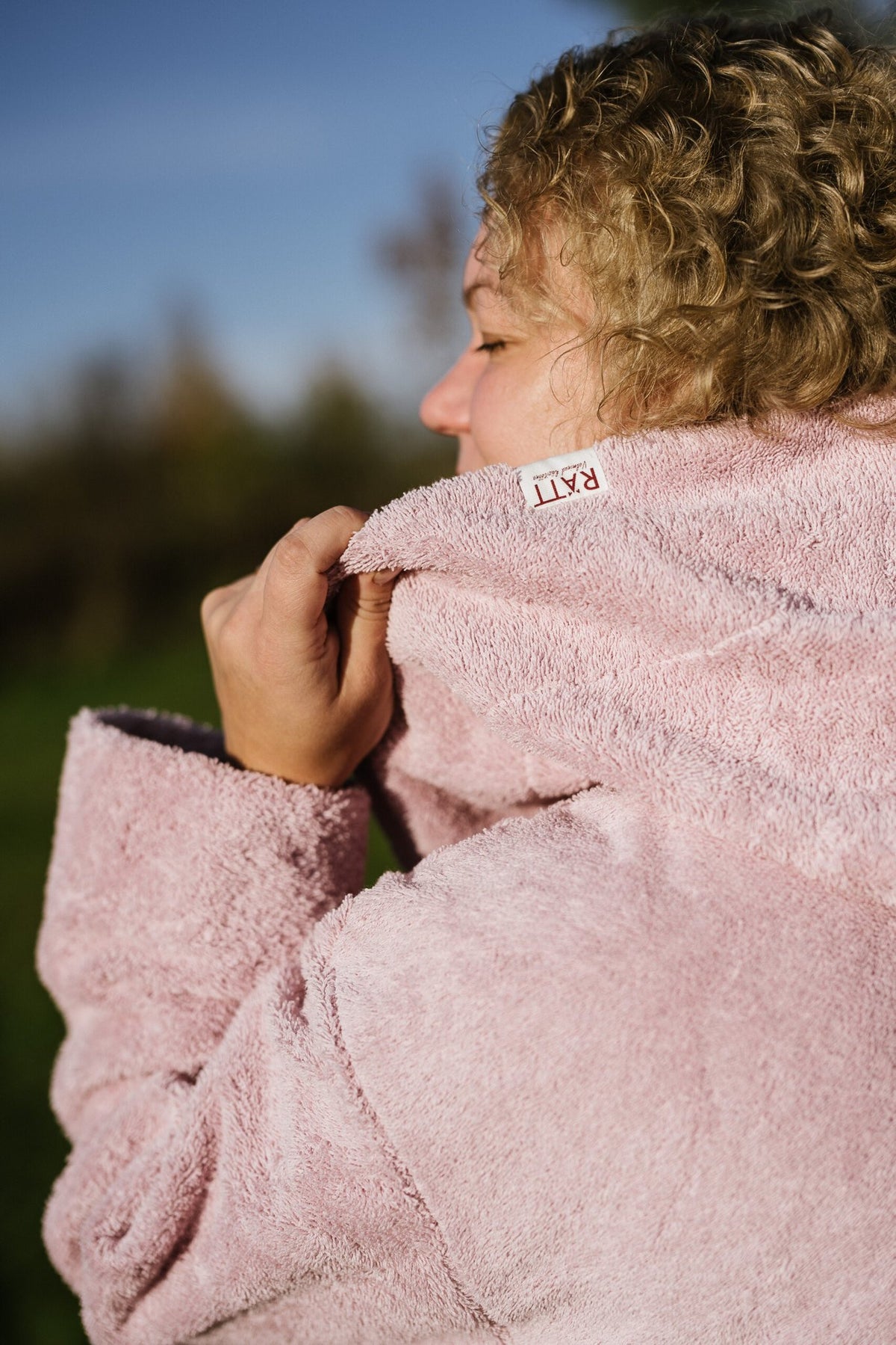 7. Close-up of RÄTT branding on pink unisex bathrobe collar