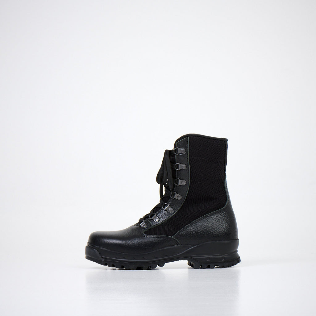 1. Samelin 598 Desert Boots Vibram in black, side view showcasing water-repellent leather and textile upper
