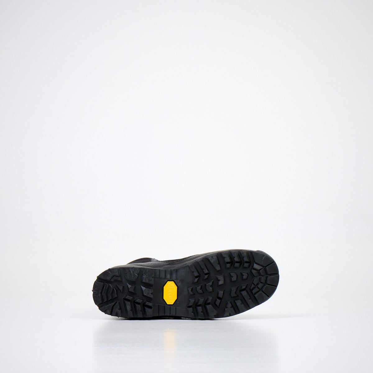 6. Bottom view of Samelin 598 Desert Boots Vibram, highlighting Vibram sole with yellow logo