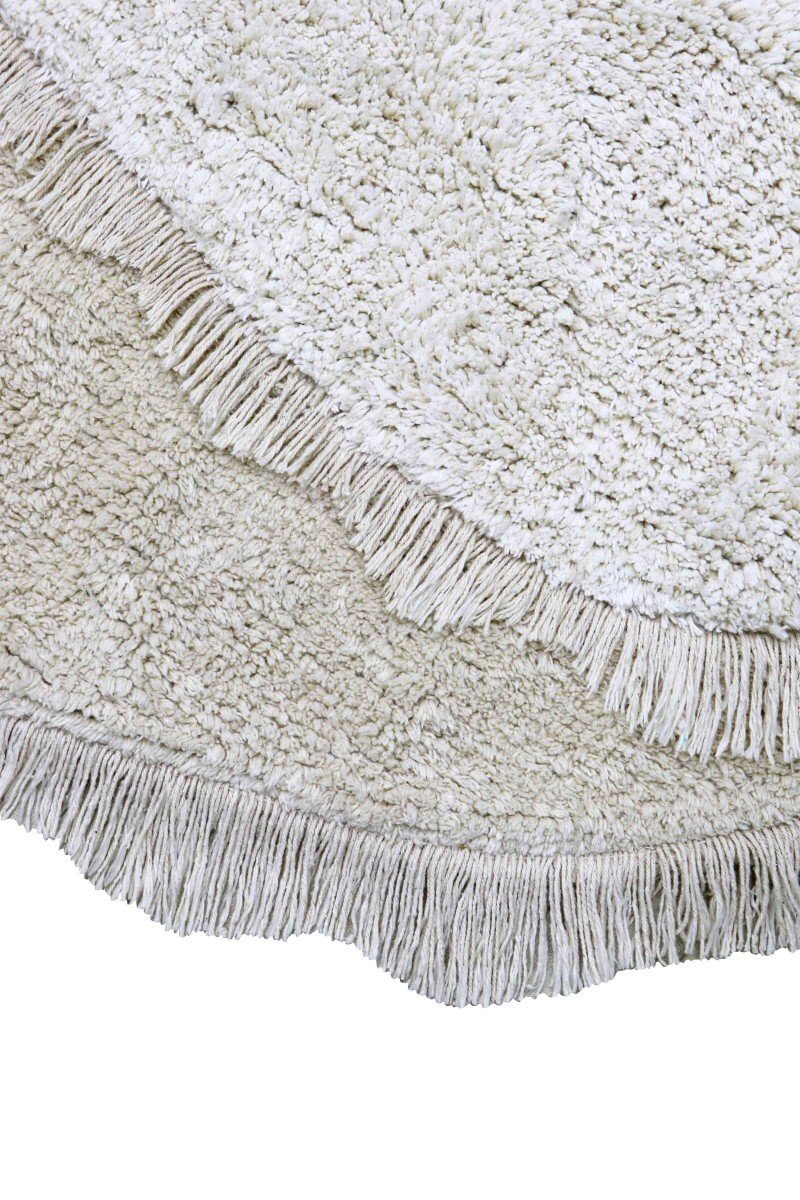 3. Close-up of natural-colored fringes on the edge of the snail-shaped rug