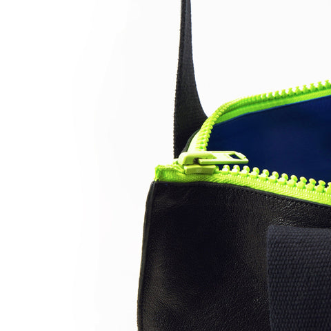 5. Close-up of neon green zipper and black leather material on Daz Studio tote