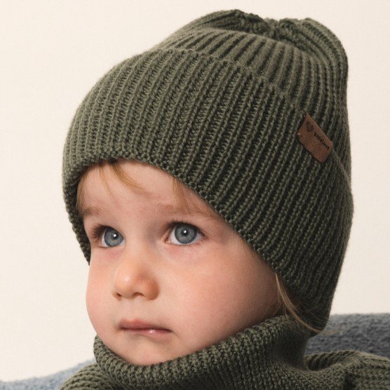 3. Close-up of child wearing olive merino wool hat by Patulove showing knit texture