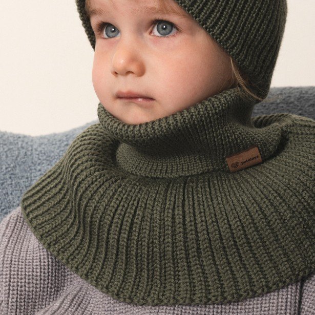 1. Child wearing olive merino wool tube scarf and matching hat indoors, showcasing Patulove logo