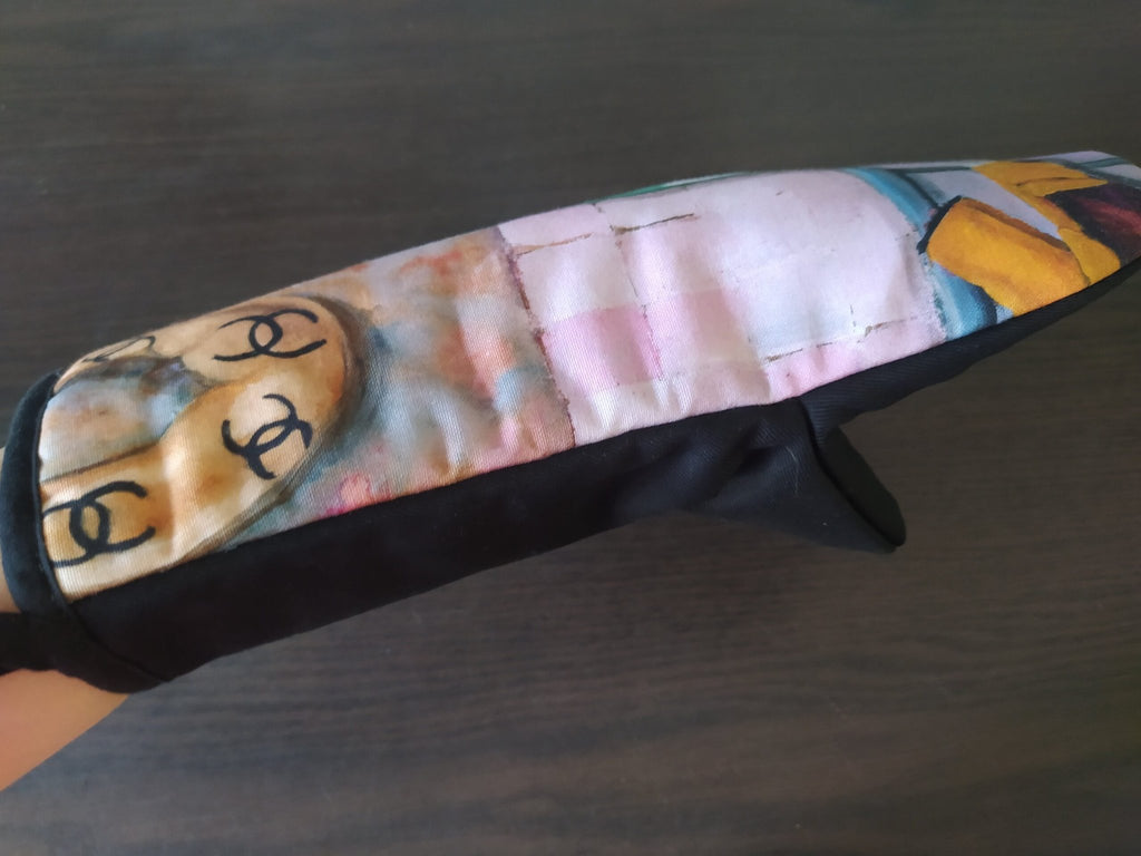 7. Side view of Katrin Valgemäe oven mitt with pop art design featuring kitchen elements