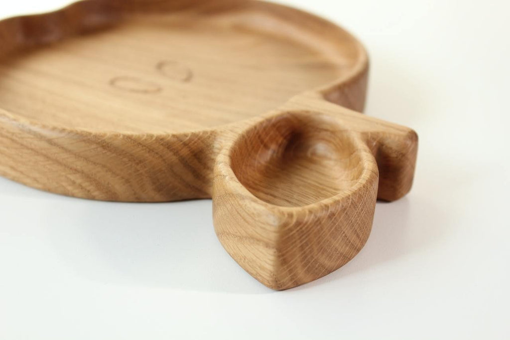 4. Close-up of the leaf section of the wooden apple-shaped plate for kids, showing the smooth finish and natural wood texture