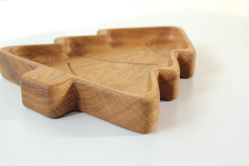 7. Close-up of the edge of a wooden Christmas tree-shaped plate, focusing on the natural wood texture and craftsmanship