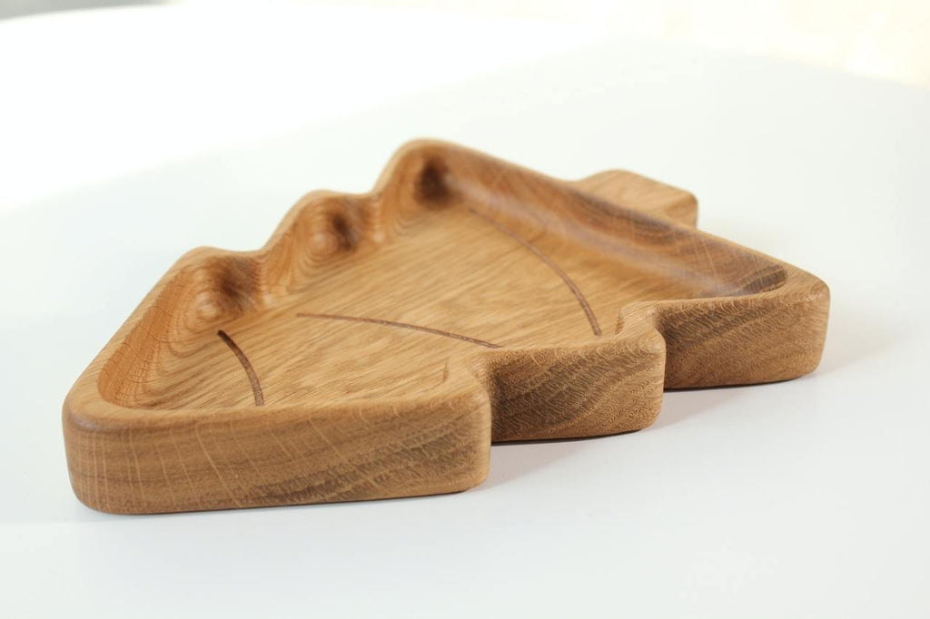 5. Side view of a wooden Christmas tree-shaped plate, showing the thickness and smooth edges