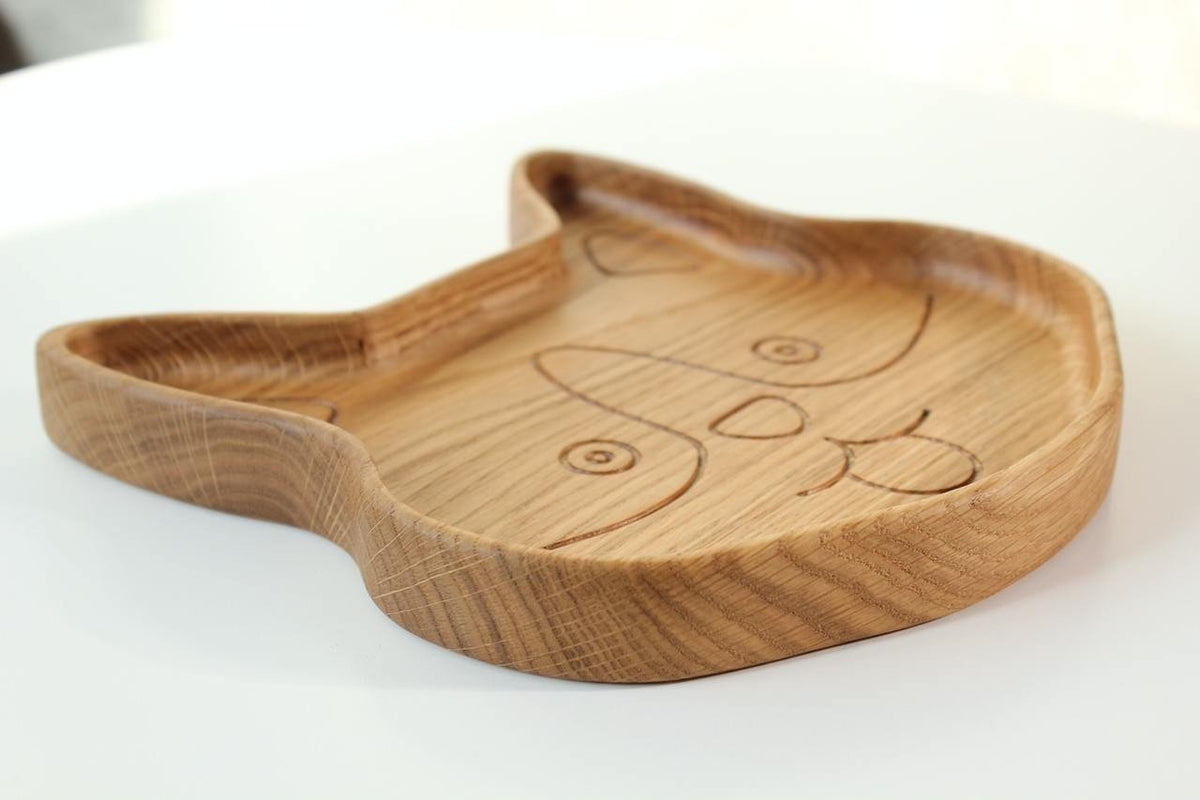 2. Side view of corgi-shaped wooden plate for kids, highlighting smooth edges and engraved details, made from oak or ash wood