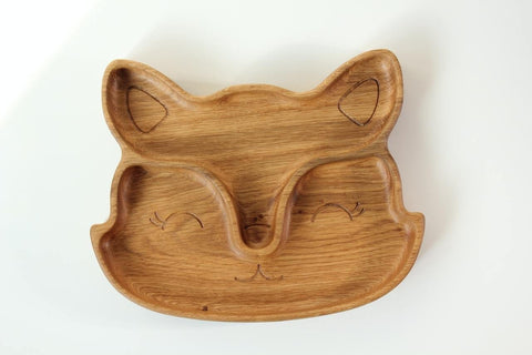 3. Top view of wooden fox-shaped plate with two sectors, highlighting engraved eyes and nose on white background
