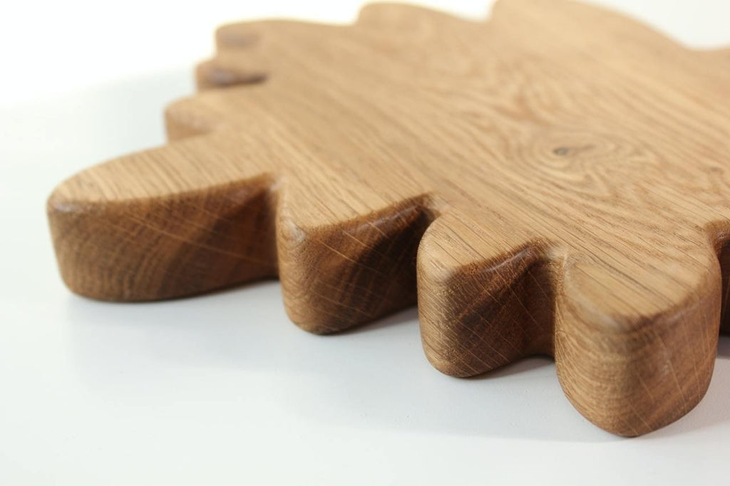 3. Close-up of the edge of a wooden plate for kids, highlighting the smooth, hand-polished finish