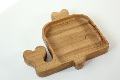 2. Wooden whale-shaped plate for kids made from oak or ash, shown on a white background, highlighting its smooth, polished surface and natural wood grain.