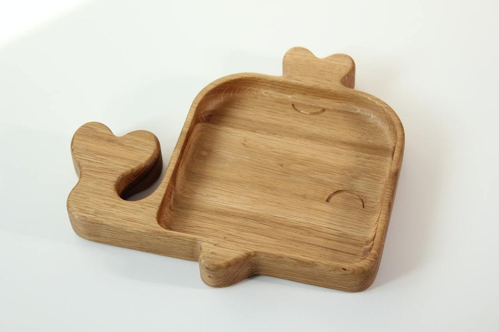 2. Wooden whale-shaped plate for kids made from oak or ash, shown on a white background, highlighting its smooth, polished surface and natural wood grain.