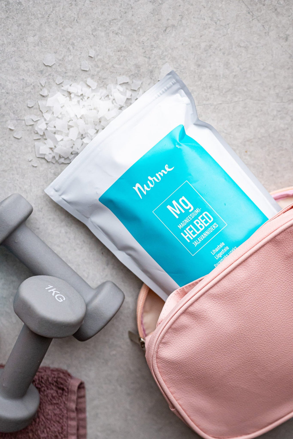 1. Nurme Zechstein Inside Magnesium Chloride Flakes 700g in gym setting with pink bag and dumbbell