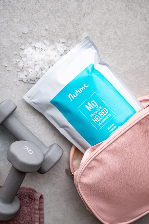 1. Nurme Zechstein Inside Magnesium Chloride Flakes 700g in gym setting with pink bag and dumbbell
